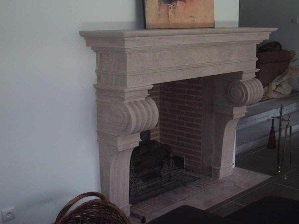 Chemin&eacute;e sur mesure en pierre de Bourgogne
